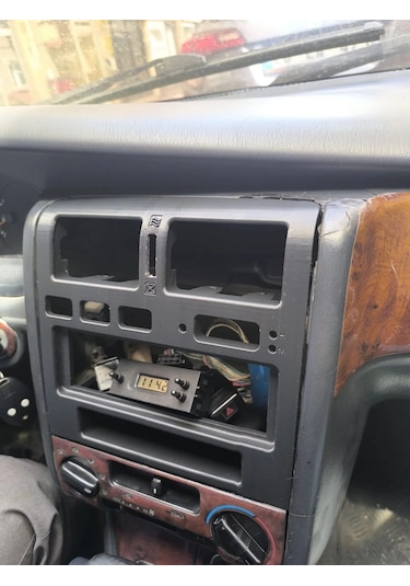 Toyota Carina Orta Teyp Çercevesi