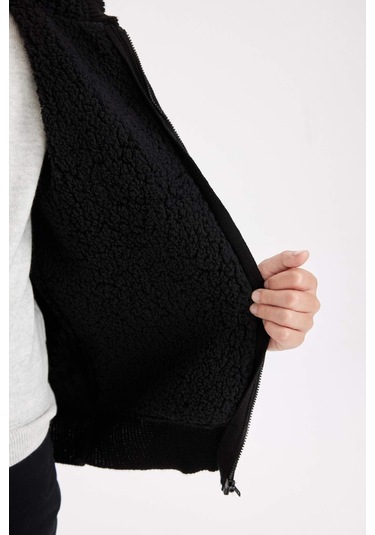 DeFacto Erkek Çocuk Basic Düz Triko İçi Polarlı Kapüşonlu Fermuarlı Siyah Okul Hırkası U4282A624AUBK81