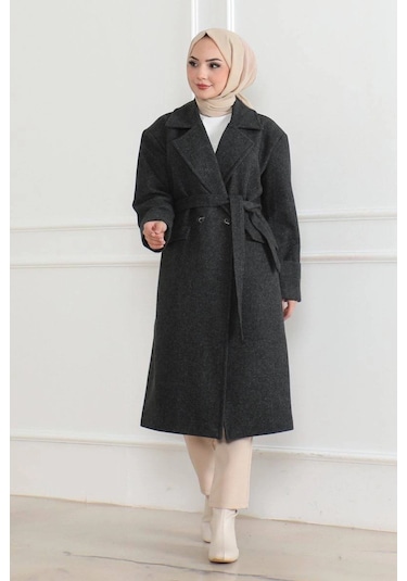 Kadın Kaşe Kaban - Uzun Boy 115 Cm Kruvaze Yaka Kuşaklı Astarlı Kışlık Tesettür Kaban, Yünlü Dokuma Kaşmir Kumaş, Cepli Oversize Rahat Kalıp Şık Modern Kaban Mont Modeli Günlük Ve Özel Gün Kombinlerine Uygun - Siyah Siyah Kadın Kaşe Kaban - Uzun Boy 115 Cm Kruvaze Yaka Kuşaklı Astarlı Kışlık Tesettür Kaban, Yünlü Dokuma Kaşmir Kumaş, Cepli Oversize Rahat Kalıp Şık Modern Kaban Mont Modeli Günlük Ve Özel Gün Kombinlerine Uygun - Siyah Siyah