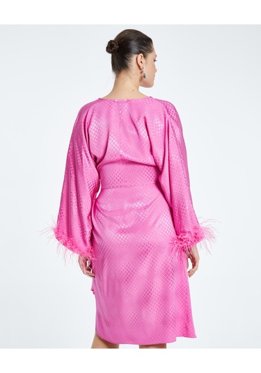 Saten Dokulu Tüy Detaylı Kruvaze Elbise Kuşaklı Ve Drapeli Özel Tasarım Fuşya