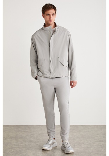 Roger Erkek Esneyen Teknik Kumaşlı Çift Fermuarlı Astarlı Kol Manşetli Kapaklı Cepli Gri Ceket