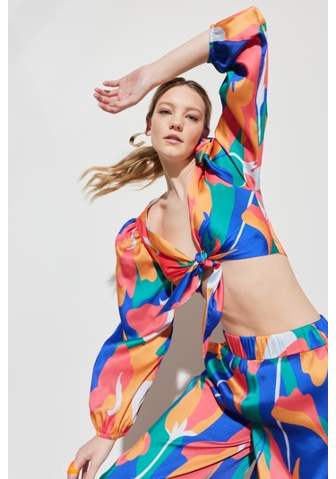 Regular Fit Normal Kesim V Yaka Yeşil Desenli Crop Bluz Yeşil