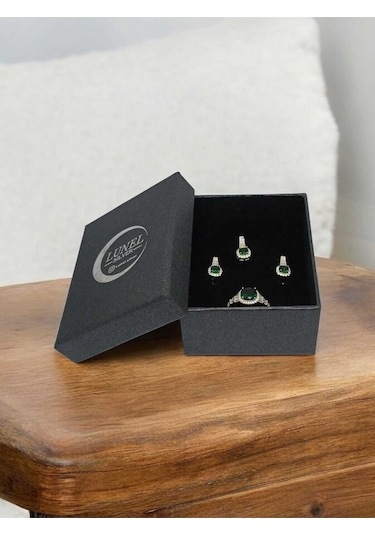 Kadın 925 Ayar Gümüş Takı Seti Zümrüt Taşlı Kolye Ucu, Yüzük Ve Küpe Gümüş