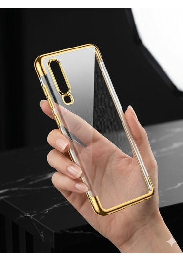 Huawei P30 Kılıf Dört Köşeli Lazer Silikon Kılıf Gold