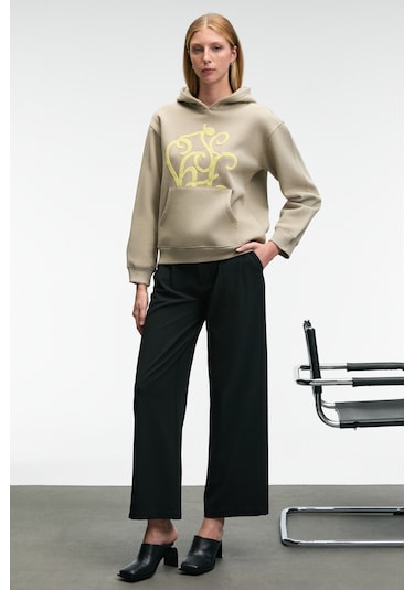 LIORAEN Kadın Baskılı Relaxed Kanguru Cepli Kapüşonlu Taş Rengi Sweatshirt