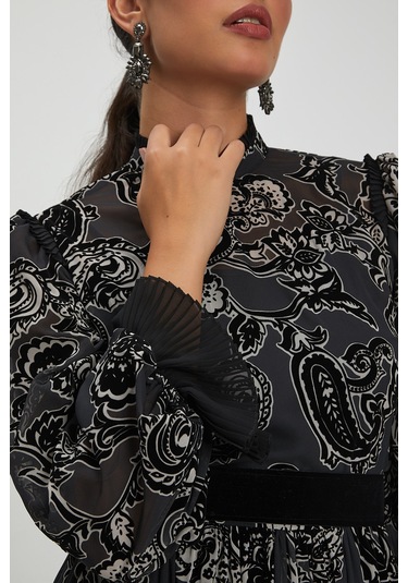 Desenli Ve Piliseli Elbise - Fırfır Detaylı, Şifon Ve Kemer Tasarımıyla Zamansız Şıklık Siyah