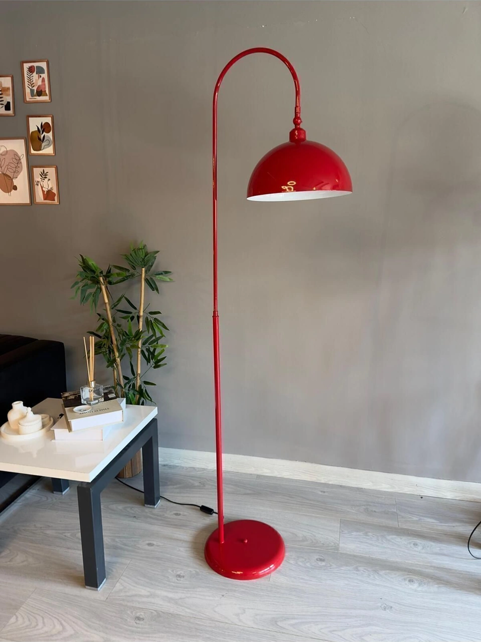 Kırmızı Lambader Hareketli Başlık Modern Dekoratif Metal Oturma Odası Çalışma Odası Zemin Lambası Kırmızı