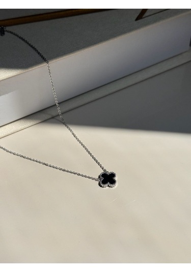 Siyah Yonca Figürlü Gümüş Renk Çelik Kolye Minimal Ve Asil Dokunuş Gümüş