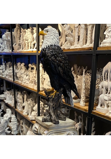 Ayakta Büyük Kartal Heykel