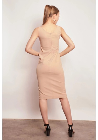 Likralı Krep Kumaş Ön Arka V Yaka Kolsuz Önden Yırtmaçlı Diz Altı Elbise-bej Bej