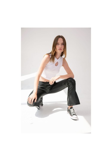 Siyah Yaka Detaylı Fitilli Crop Örme Bluz Beyaz