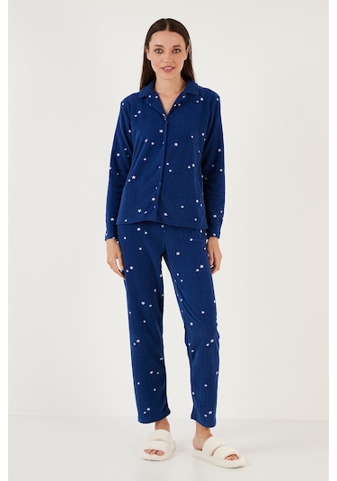 Lela Regular Fit Gömlek Yaka Önden Düğmeli Polar Bayan Pijama Takımı 6571009W4 Lacivert Lela Regular Fit Gömlek Yaka Önden Düğmeli Polar Bayan Pijama Takımı 6571009W4 Lacivert