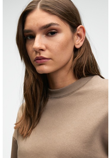 Grimelange KARALIS Kadın Pamuklu Bisiklet Yaka Crop Vizon Sweatshirt