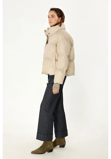 İçi Astarlı Su Ve Rüzgar Geçirmez Cepli Dik Yaka Kadın Mont Bej