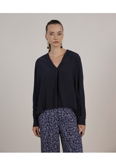 Yargıcı Arka Detaylı Bluz Lacivert