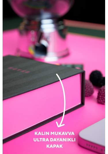 Masa Üstü Sert Kapaklı Notluk. 80 Gram Ivory Kağıt , 340 Yaprak. 11x15,8 Cm. Renkli Kenar.