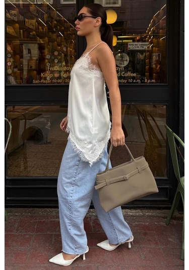 Madmext Beyaz Dantelli Asimetrik Kesim Saten Bluz Mg2694