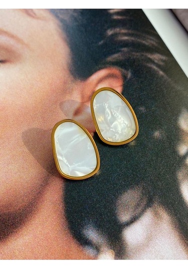 Sedefli Oval Çelik Kararmaz Altın Kaplama Küpe Çifti Sarı