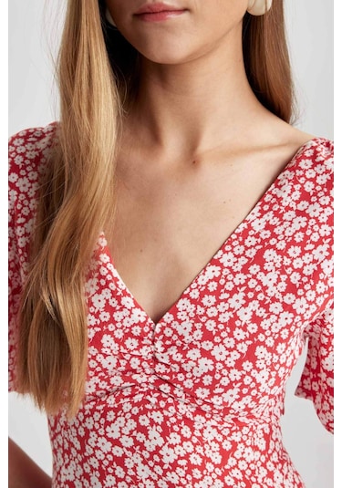 DeFacto V Yaka Çiçekli Maroken Mini Kısa Kollu Kırmızı Elbise B0127AX24SPRD227 DeFacto V Yaka Çiçekli Maroken Mini Kısa Kollu Kırmızı Elbise B0127AX24SPRD227