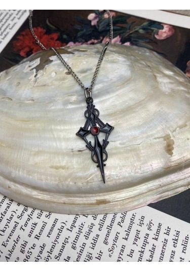 Siyah Renk Kırmızı Mineli Detaylı Haç Figürü Gotik Kolye Çok REnkli