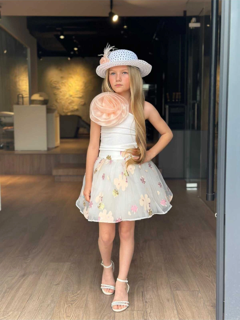 Kız Çocuk Tek Omuzlu Gül Broşlu Jakarlı Desenli Etekli Takım 3 Parça Set Şapka/bluz/etek Bej