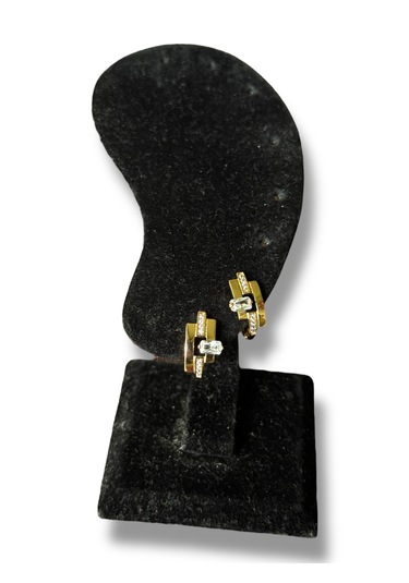 Şık Altın Görünümlü Kare Taşlı Çelik Küpe