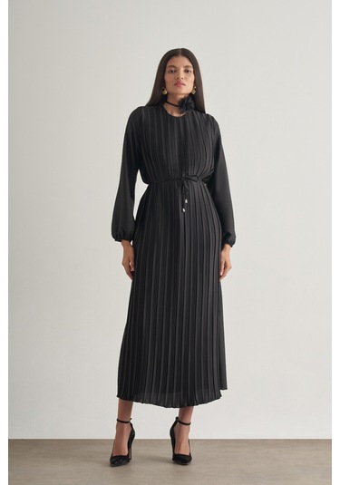 Mizalle Saten Dokulu İnce Piliseli Siyah Maksi Elbise Siyah