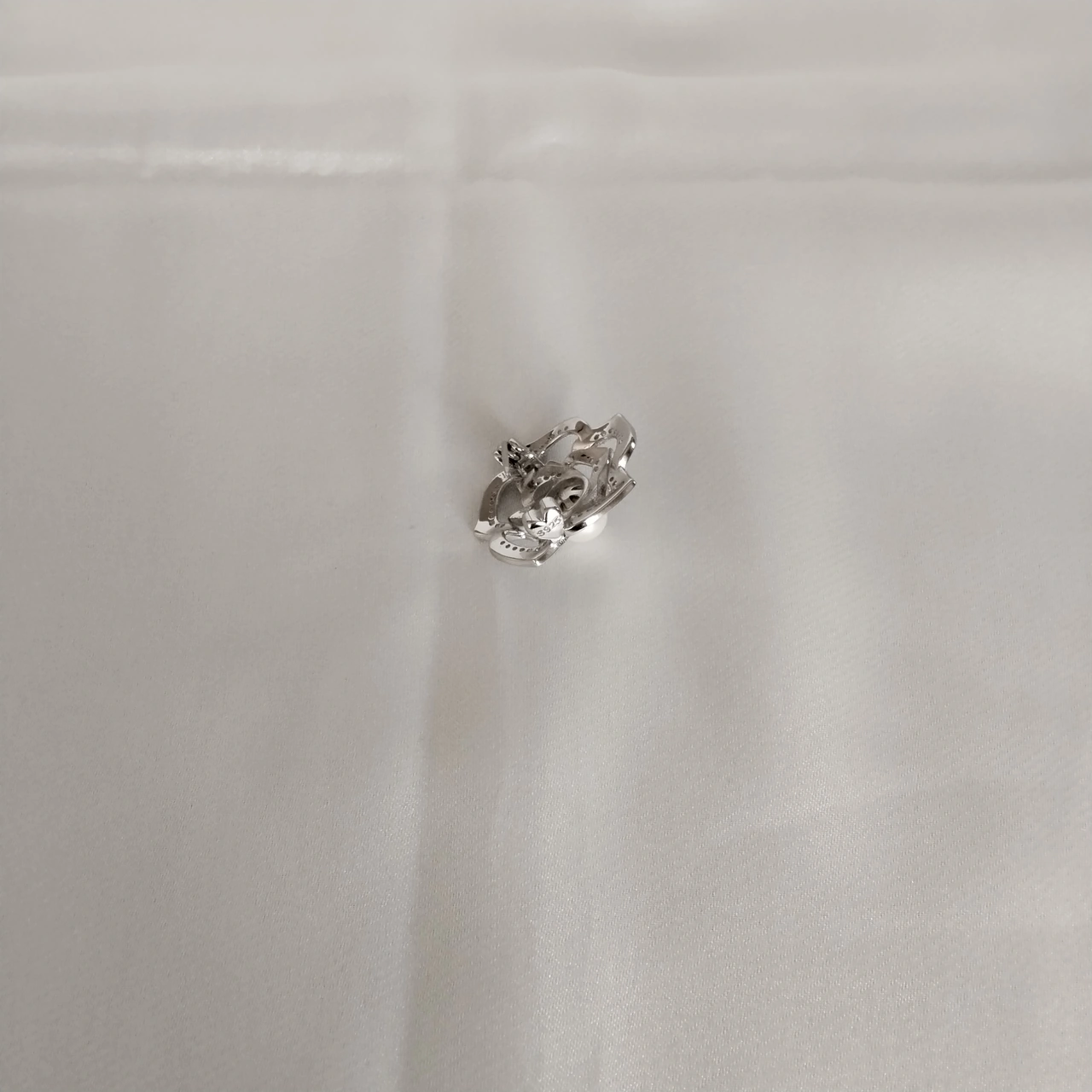 925 Ayar Gümüş Kadın Broş- İncili Çiçek Model Detaylı Gümüş