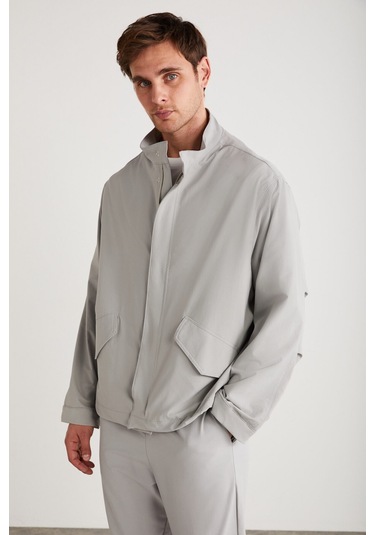 Roger Erkek Esneyen Teknik Kumaşlı Çift Fermuarlı Astarlı Kol Manşetli Kapaklı Cepli Gri Ceket
