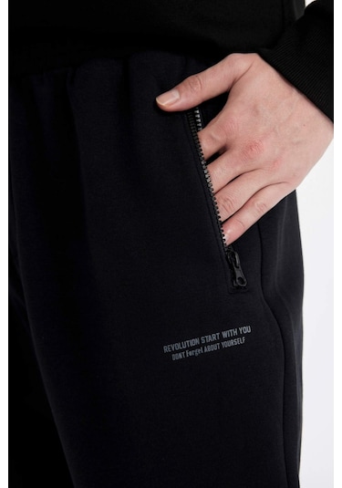 DeFacto Regular Fit Jogger Eşofman Altı Fermuar Cepli Lastikli Paça Y5511AZ24AUBK81 DeFacto Regular Fit Jogger Eşofman Altı Fermuar Cepli Lastikli Paça Y5511AZ24AUBK81