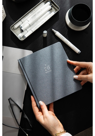 2026 Dikey Haftalık Ajanda 12 Aylık Kir Ve Suya Dayanıklı Premium Keten Kapaklı 18x20 Cm - Füme Füme