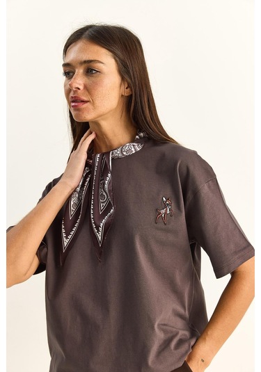 Shade Kadın Ceylan Nakışlı Fularlı Basic Salaş T-shirt 7517 60283977 - Kakao Çok Renkli