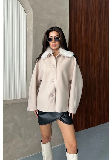 Kadın Bej Kürk Yakalı Kısa Ceket Kaşe Kumaş Oversize Geniş Kol Düğmeli Kışlık Ekru