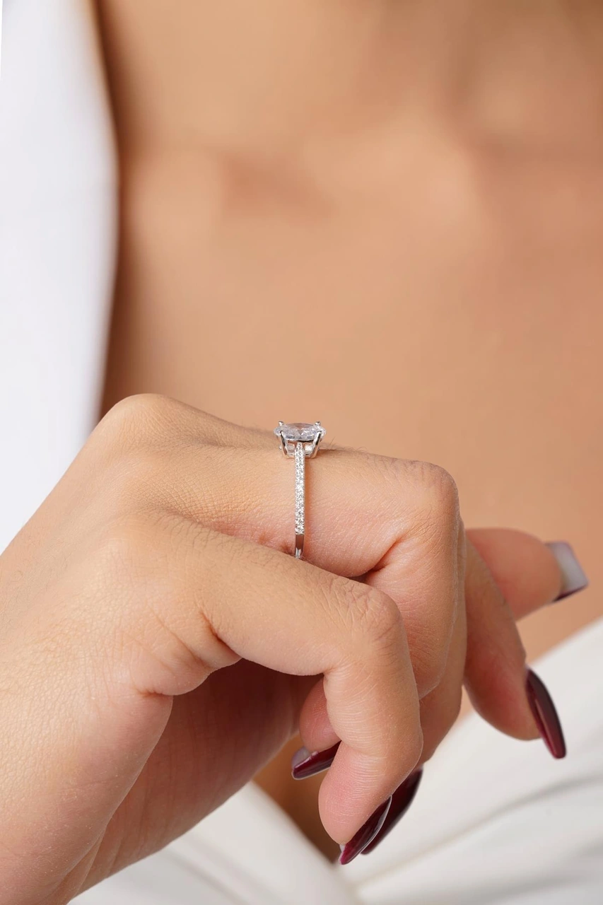 14 Ayar Altın Oval Baget Taşlı Yüzük Beyaz Altın