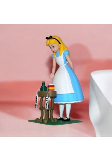 Alice Harikalar Diyarında Alice Figürü