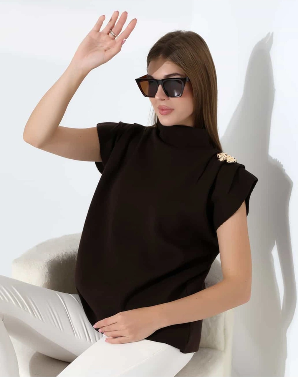 Zarif Omuz Detaylı Dik Yaka Triko Bluz Kahverengi