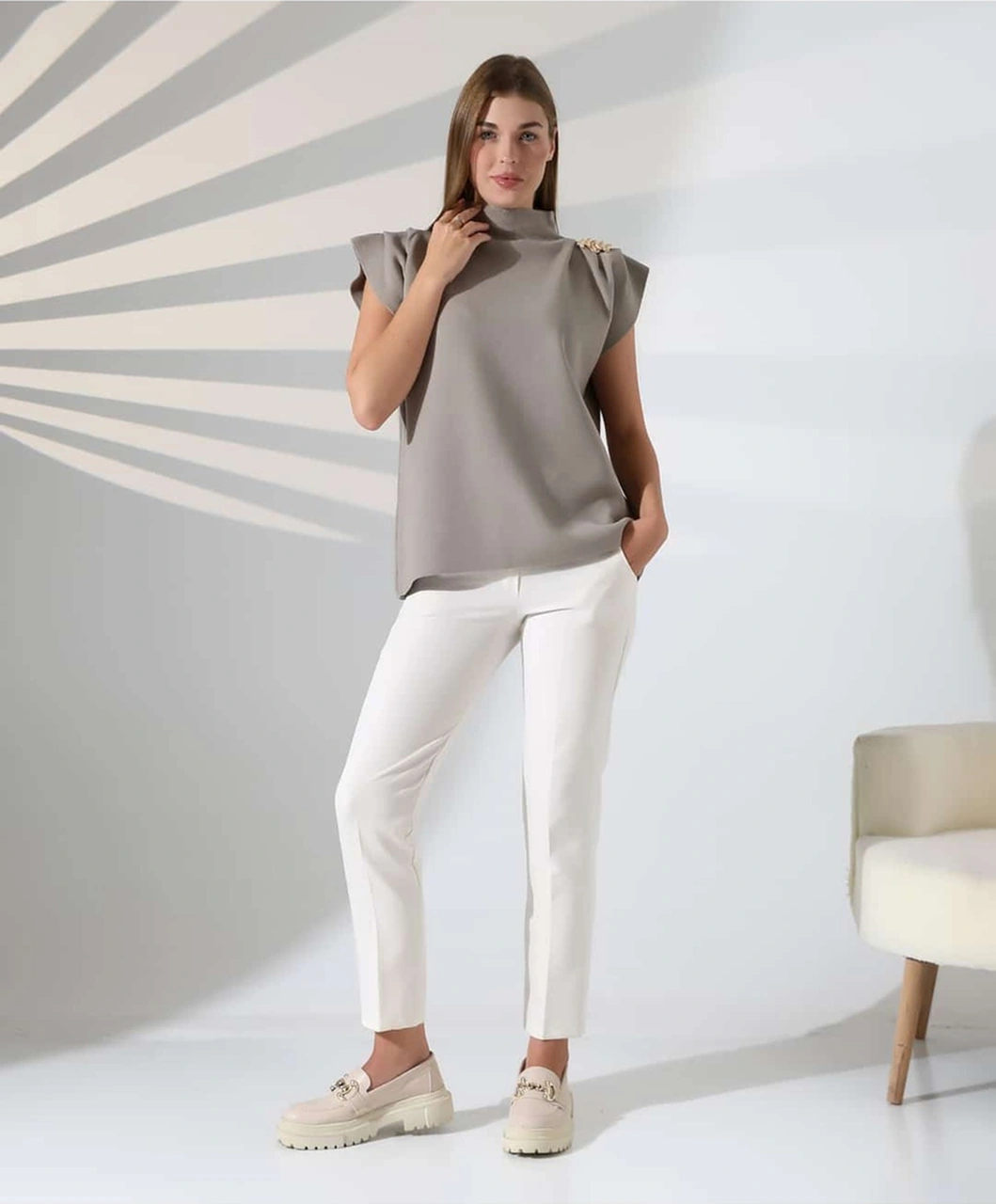 Zarif Omuz Detaylı Dik Yaka Triko Bluz Vizon