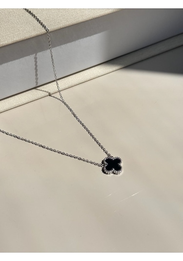 Siyah Yonca Figürlü Gümüş Renk Çelik Kolye Minimal Ve Asil Dokunuş Gümüş