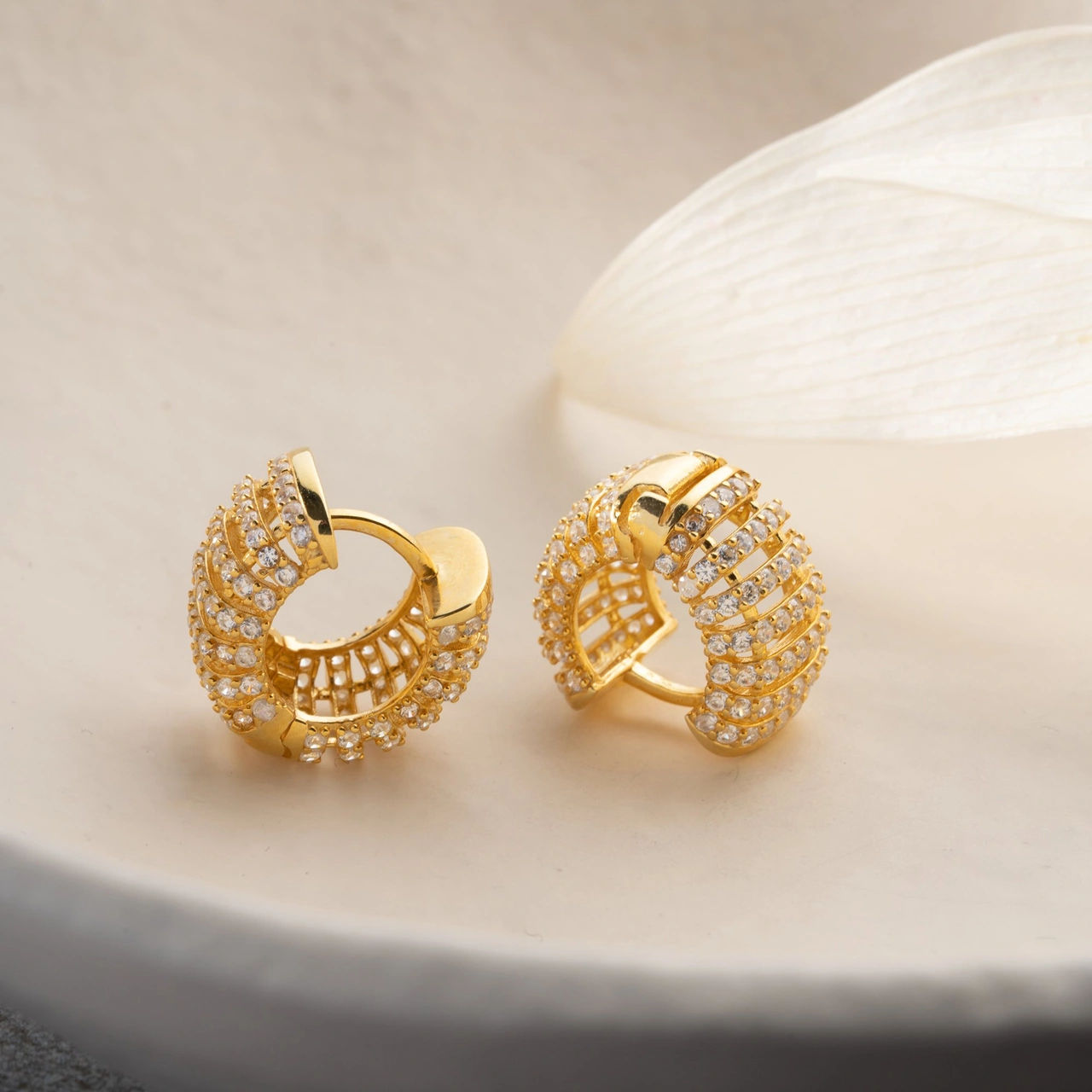 925 Ayar Gümüş Bombeli Taşlı Halka Küpe Altın