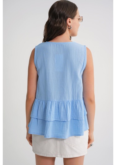 4722 Kadın V Yaka Fırfırlı Müslin Bluz Bebe Mavi Bebe Mavi