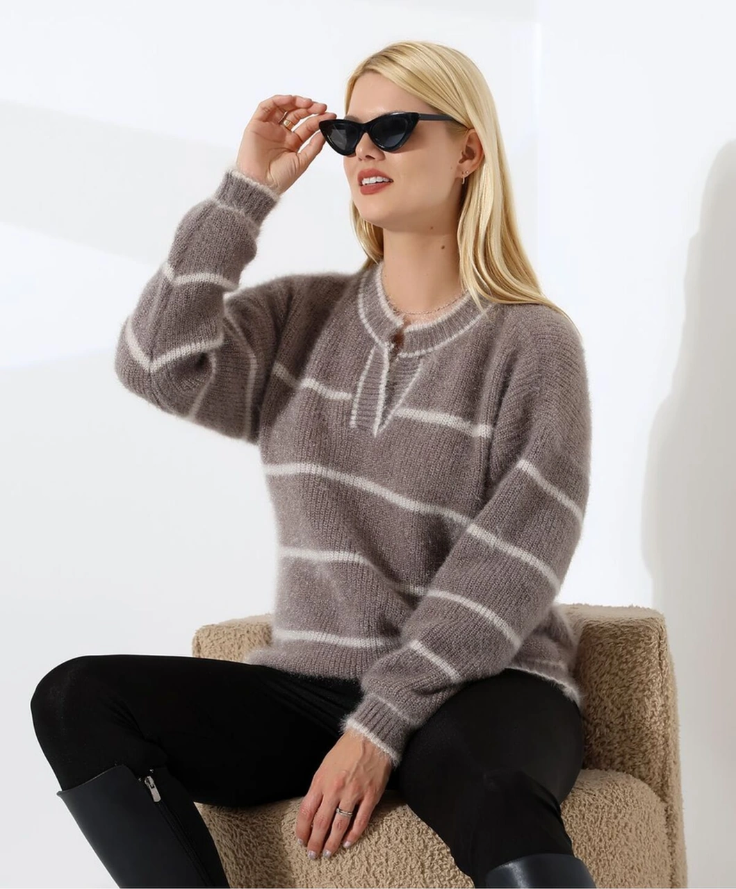 Yaka V Kesimli Tüylü Çizgili Triko Kazak Vizon