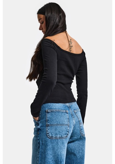 Itsbasic Kadın Siyah W5 Agraf Detaylı Omzu Açık Özel Tasarım Crop Top