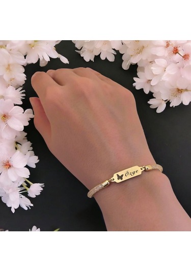 Archin Özge İsmine Özel Hasır Kordonlu Kelebek Motifli 14 Ayar Altın Plakalı Hediye Bileklik-647isim Özge