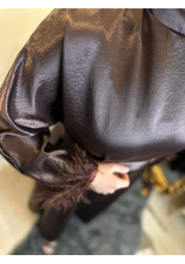 KAHVERENGİ KOL UCU TÜYLÜ ELBİSE Kahverengi