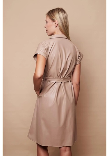 Kadın Hafif Likralı Ekolojik Deri Yakalı Düşük Omuzlu Yan Cepli Düğmeli Diz Boy Elbise-bej Bej