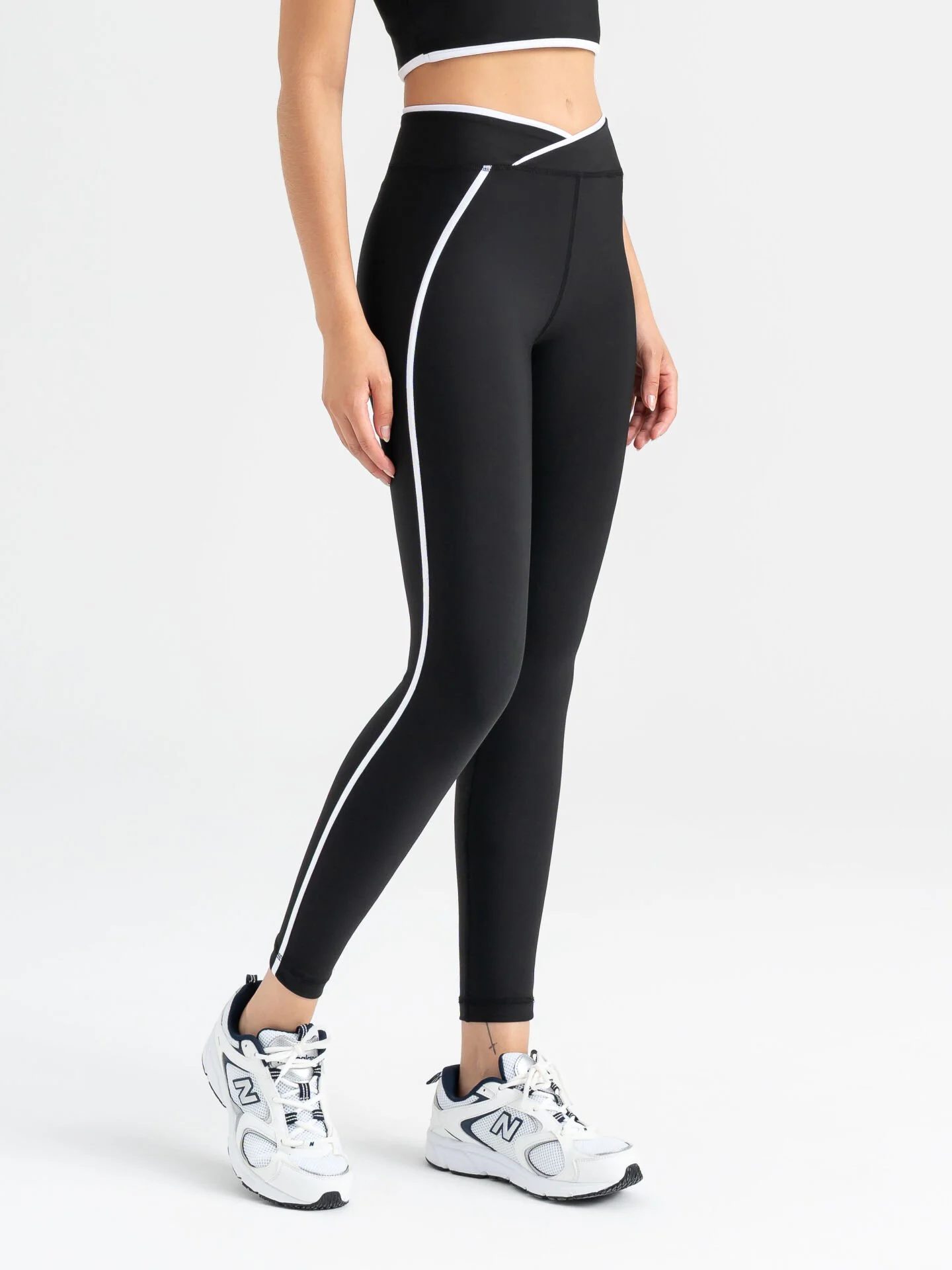 V-line Beyaz Biye Detaylı Siyah Spor Tayt Siyah