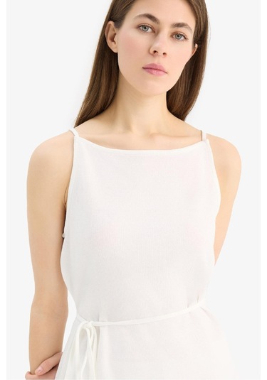 DeFacto Regular Fit Kayık Yaka Bağcıklı Pike Kolsuz Bluz E5778AX25SPWT47 DeFacto Regular Fit Kayık Yaka Bağcıklı Pike Kolsuz Bluz E5778AX25SPWT47