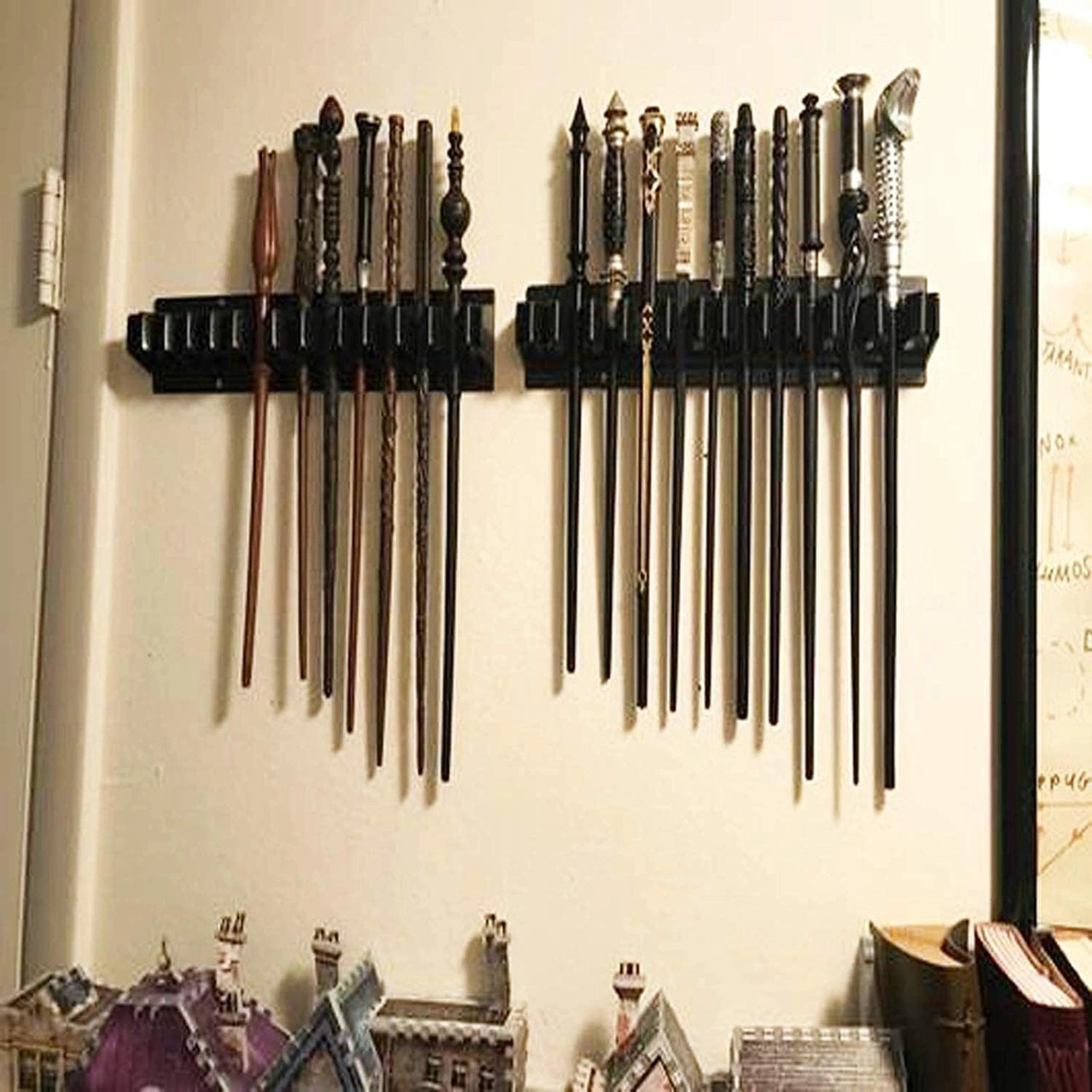 Yaleker Siyah Plastik Büyücülük Asa Serim Rakımı - 10 Adet Asa Tutabilir Koleksiyon Gösterici Montaj Vidalari Dahil Siyah