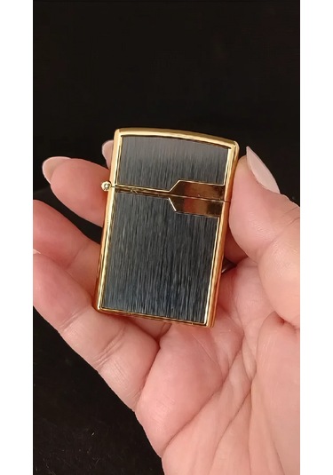 Gold Çerçeveli Karbon Fiber Dokulu Pürmüz Çakmak Çok Renkli