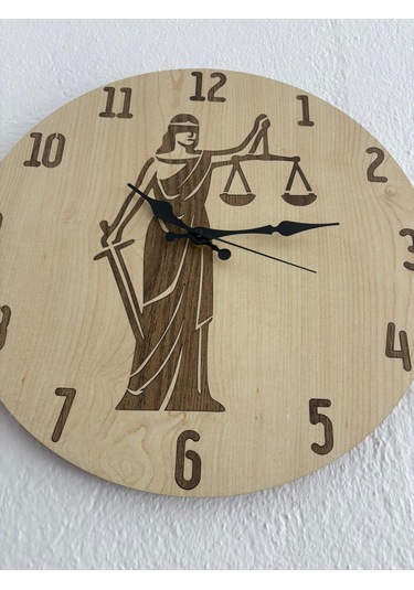 Pelince - Justitia Adalet Terazisi - Ahşap Duvar Avukat Saati Kişiselleştirilebilir - Açık Ahşap - 40 Cm Ahşap